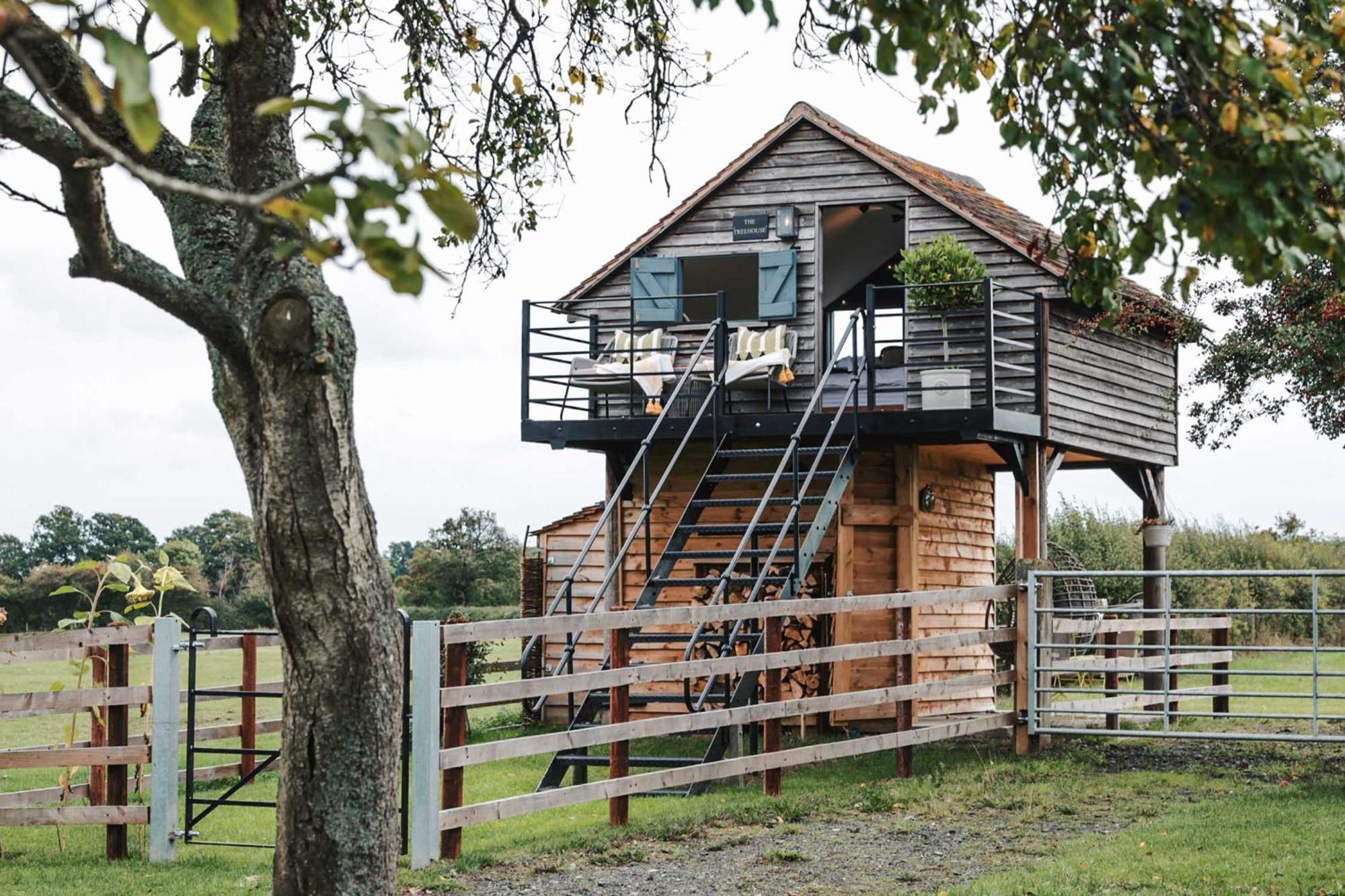 The Treehouse At Humblebee Hall Вустер Экстерьер фото